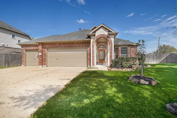 $420,000 | 2009 Foxglove Oaks Lane, Pearland, TX 77581