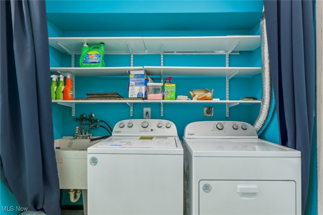 3484 Mayfield Road, Unit 3426 Cleveland Heights, OH 44118 - Photo 13 of 33 Laundry area with washer and clothes dryer and a sink