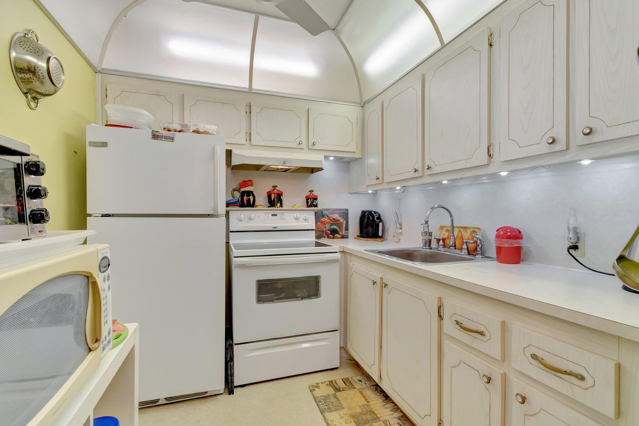 573 Fanshaw North Boca Raton, FL 33434 - Photo 14 of 70 17-web-or-mls-DSC_8736