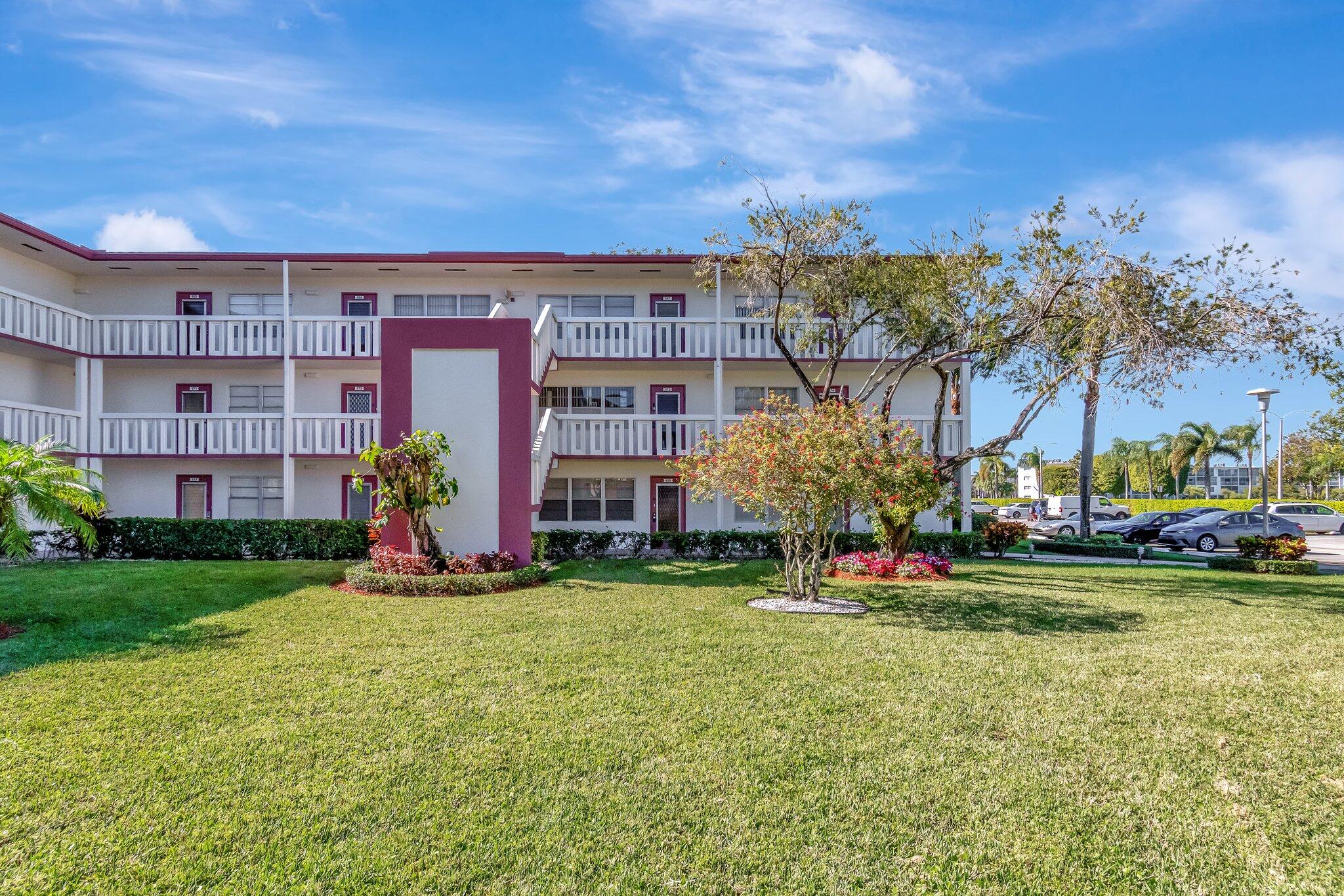 573 Fanshaw North Boca Raton, FL 33434 - Photo 3 of 70 3-web-or-mls-DSC_8816