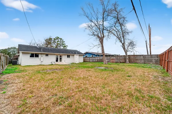 a front view of house with yard and garage