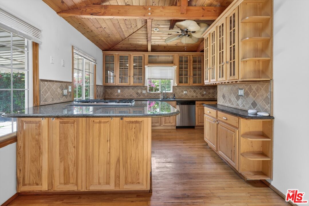 626 Jamestown Road Burbank, CA 91504 - Photo 13 of 24