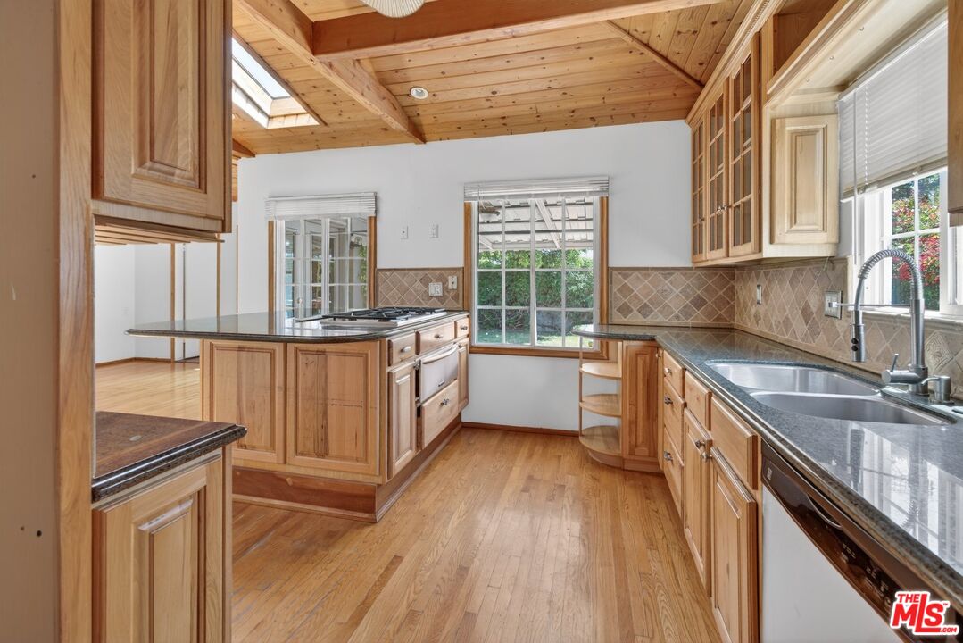 626 Jamestown Road Burbank, CA 91504 - Photo 14 of 24