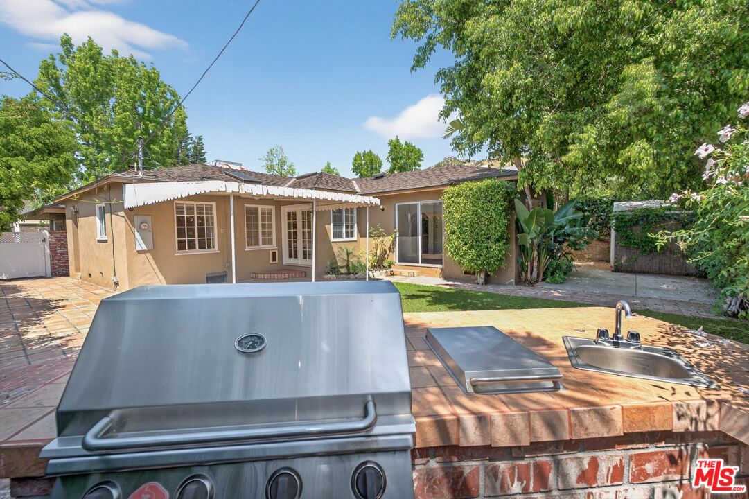 626 Jamestown Road Burbank, CA 91504 - Photo 23 of 24