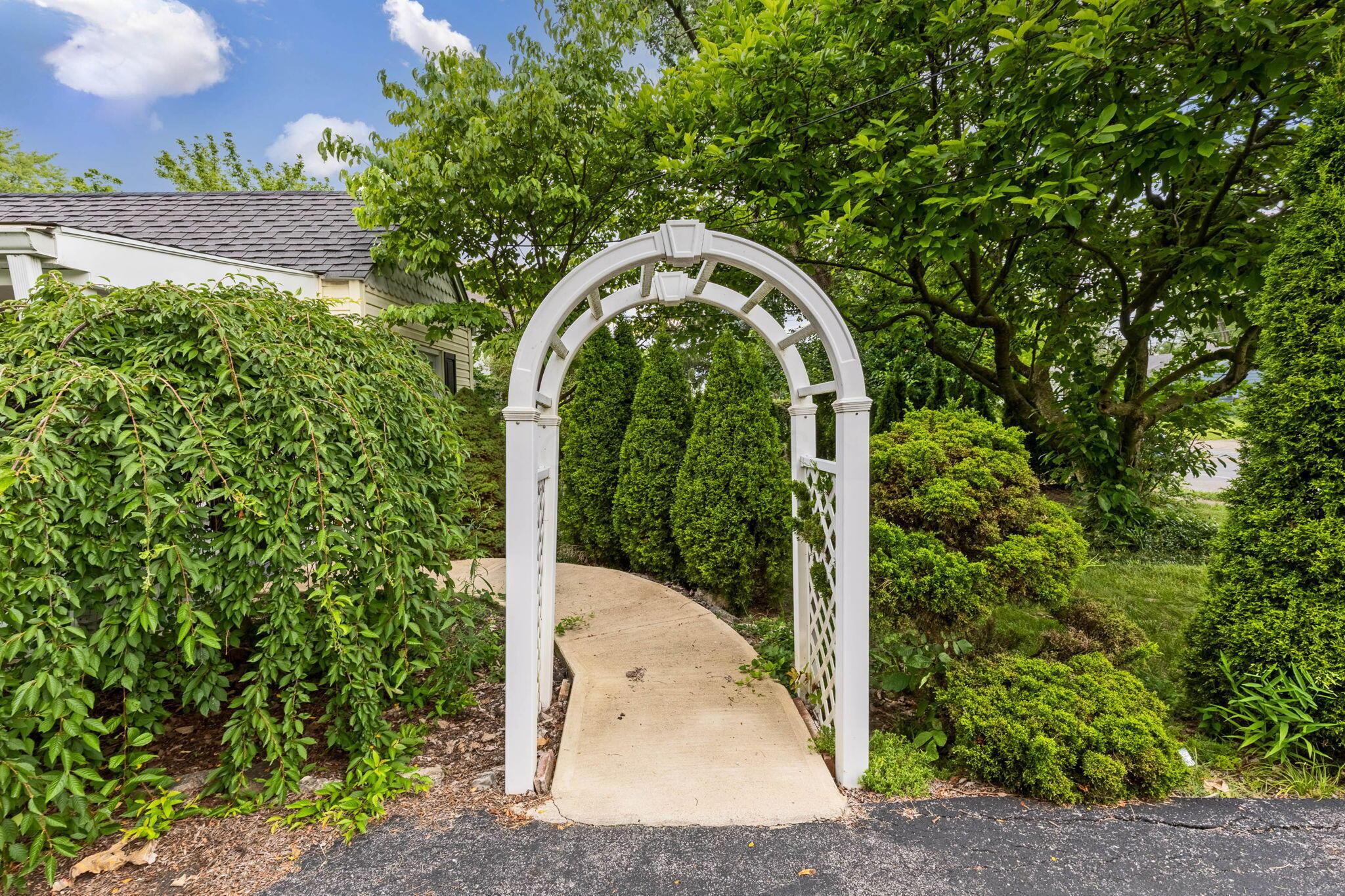 3251 Karl Road Columbus, OH 43224 - Photo 5 of 34 Entrance Trellis
