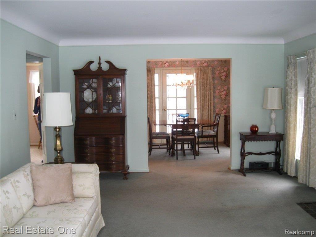 2603 Trafford Road Royal Oak, MI 48073 - Photo 3 of 20 Open and Bright