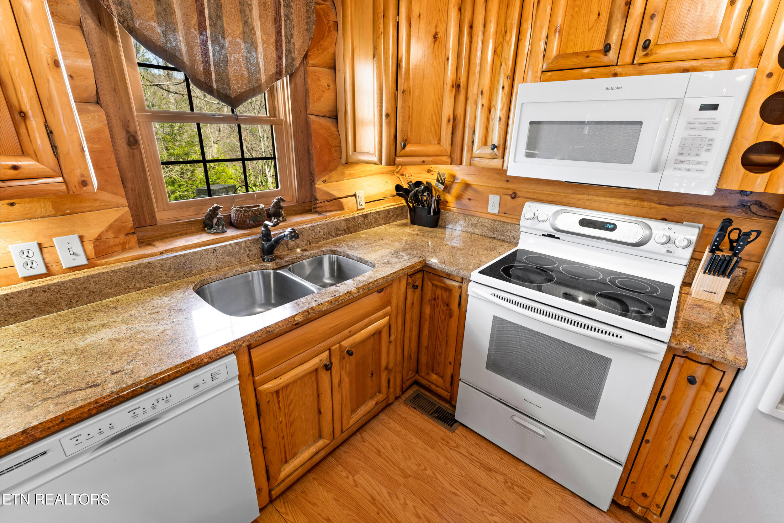 438 Coyote Road Gatlinburg, TN 37738 - Photo 12 of 47 438 coyote road-12