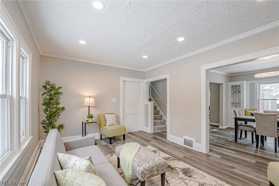 1176 Winston Road Cleveland, OH 44121 - Photo 4 of 26