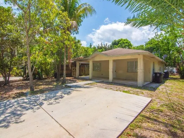 a view of a house with a yard and tree