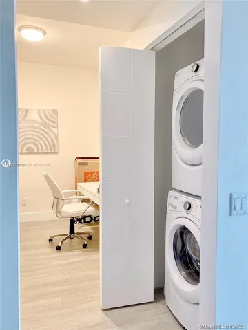 a view of a bedroom with washer and dryer