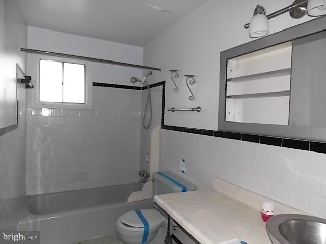 3002 Fairview Road Baltimore, MD 21207 - Photo 9 of 21 Bath