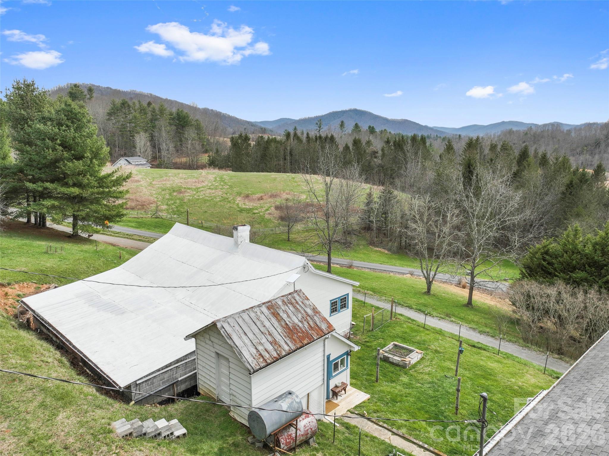 138 Robert Phillips Road Bakersville, NC 28705 - Photo 2 of 37