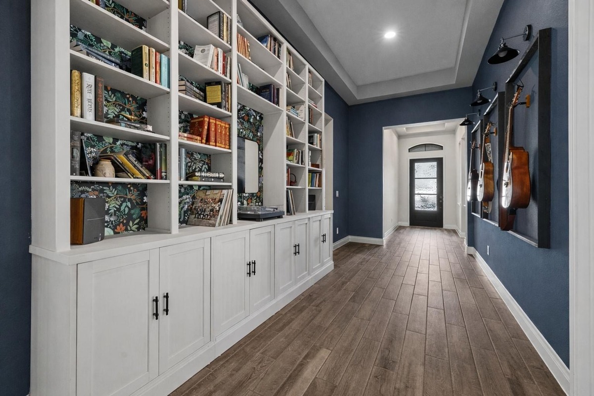 1136 Stetson Hat Trail Georgetown, TX 78628 - Photo 18 of 40 a hallway with cabinets