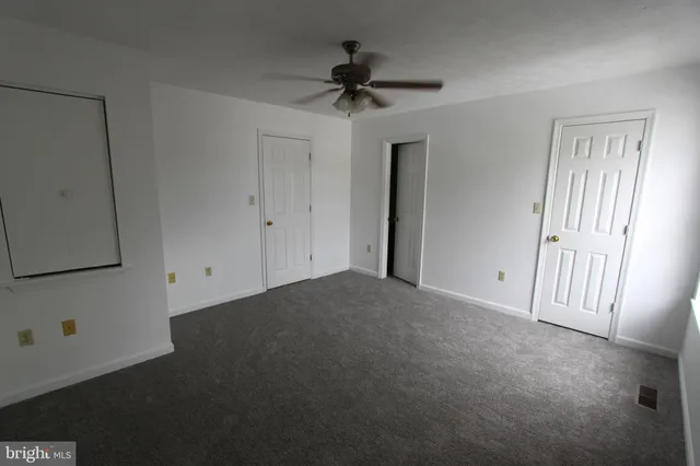 a view of empty room with a ceiling fan
