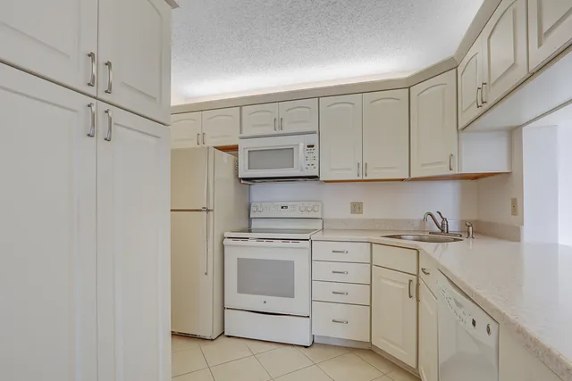 $3,200 | 4468 Northeast Ocean Boulevard, Unit F3, Jensen Beach, FL 34957