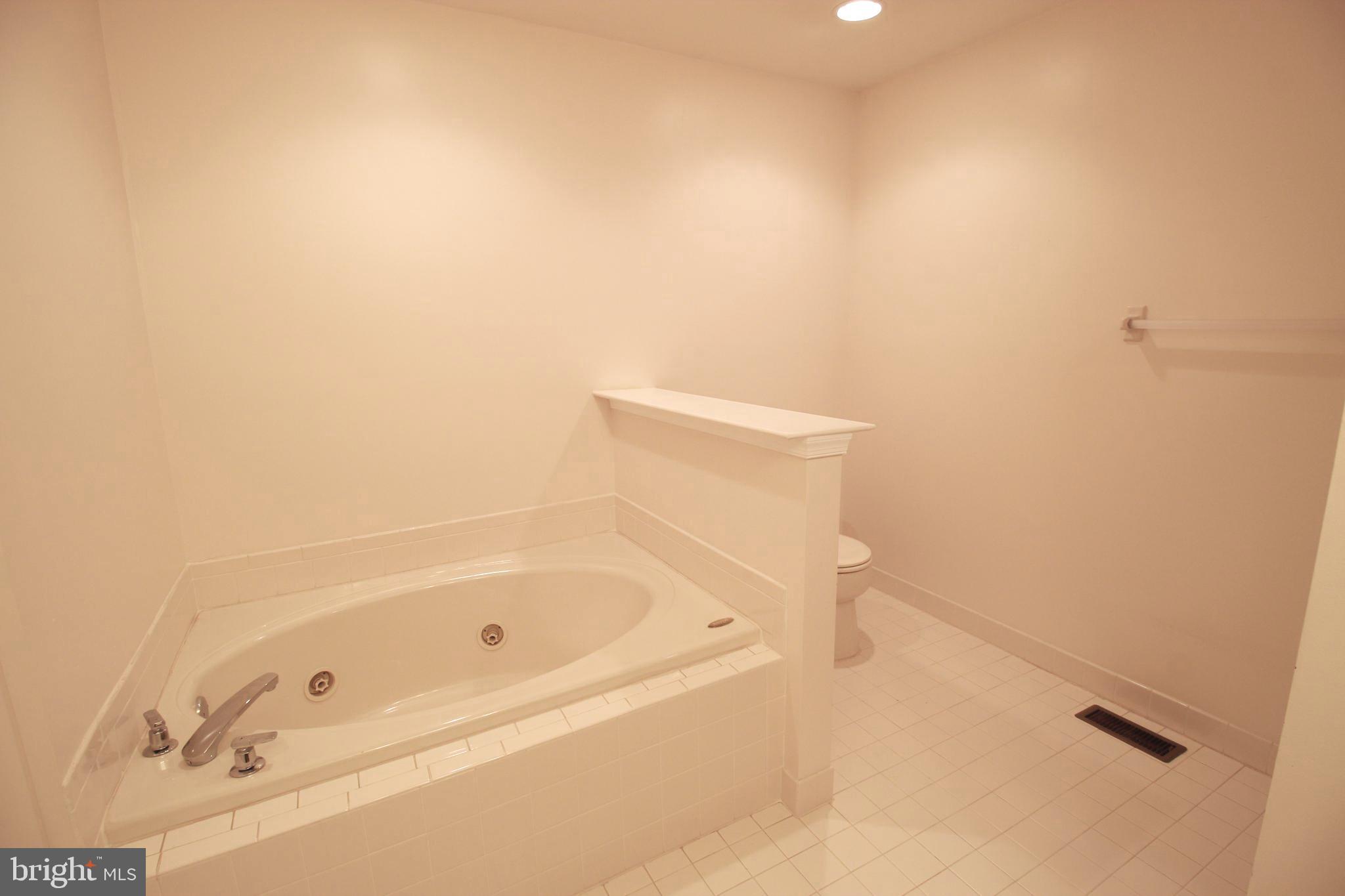 30 Leighton Drive Mount Laurel, NJ 08054 - Photo 14 of 22 a bathroom with a bathtub