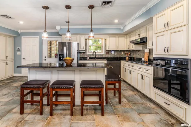 $695,000 | 2585 Dylan Drive, Marion, IL 62959