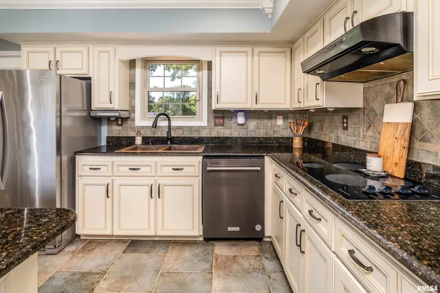 $695,000 | 2585 Dylan Drive, Marion, IL 62959