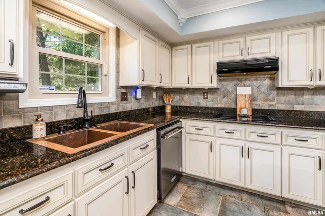 $695,000 | 2585 Dylan Drive, Marion, IL 62959