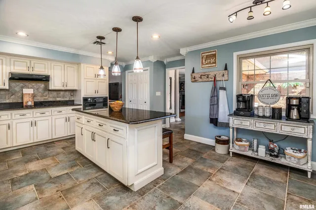 $695,000 | 2585 Dylan Drive, Marion, IL 62959