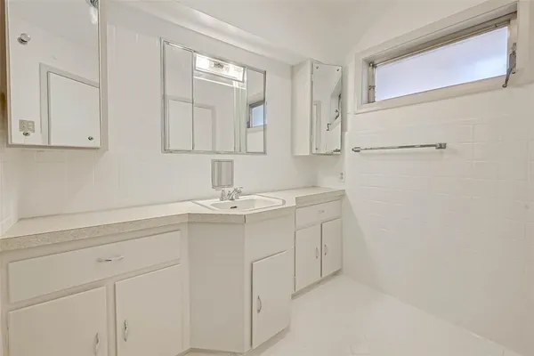 $3,200 | 2511 Maroneal Street, Houston, TX 77030