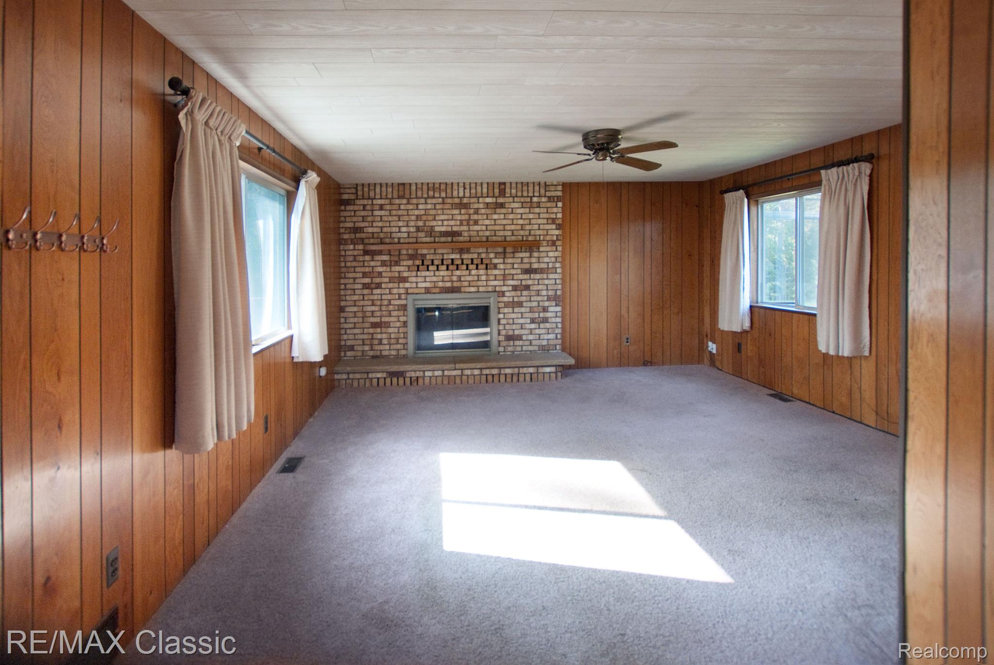 5959 Carroll Lk Road Commerce Township, MI 48382 - Photo 13 of 33 Sprawling sunlit family room!