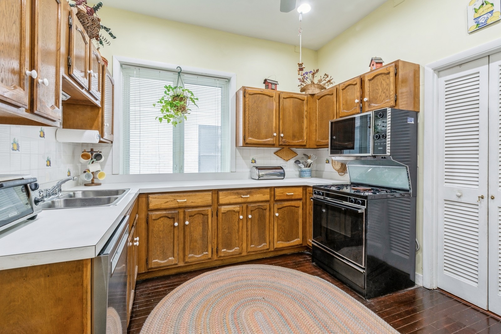 3122 North Sheridan Road, Unit 1B Chicago, IL 60657 - Photo 7 of 16 a kitchen with stainless steel appliances granite countertop a sink stove and cabinets