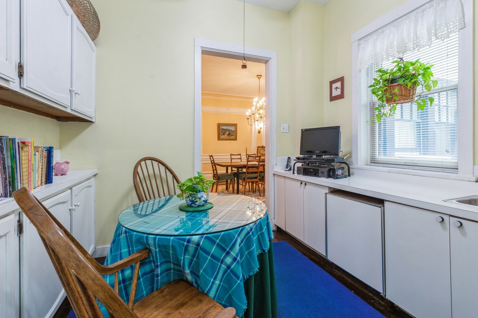 3122 North Sheridan Road, Unit 1B Chicago, IL 60657 - Photo 9 of 16 a kitchen with a table chairs stove and microwave