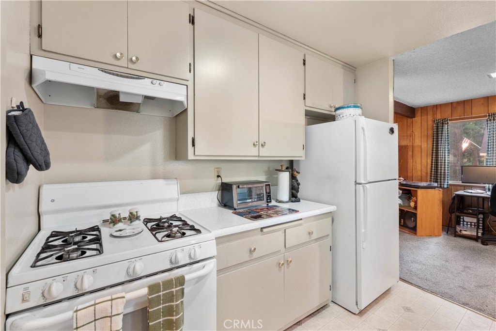 1130 Robin Road Wrightwood, CA 92397 - Photo 16 of 34 a kitchen with a refrigerator and a stove