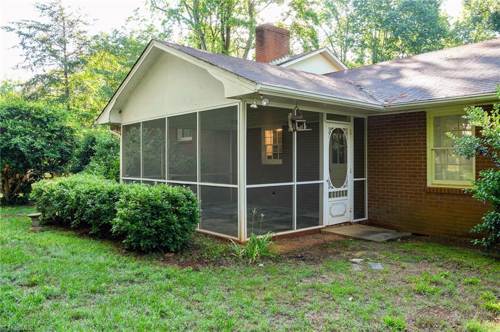 3030 Prytania Road Winston-Salem, NC 27106 - Photo 6 of 33 Screen Porch