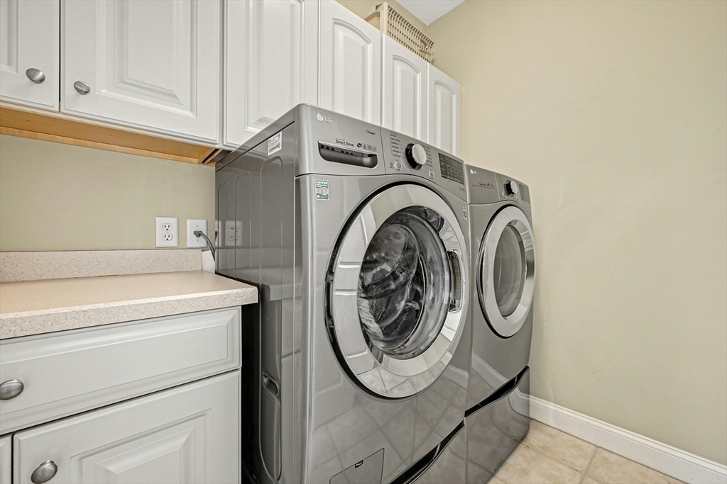 47 Clubhouse Way, Unit 47 Sutton, MA 01590 - Photo 22 of 30 a utility room with dryer and washer