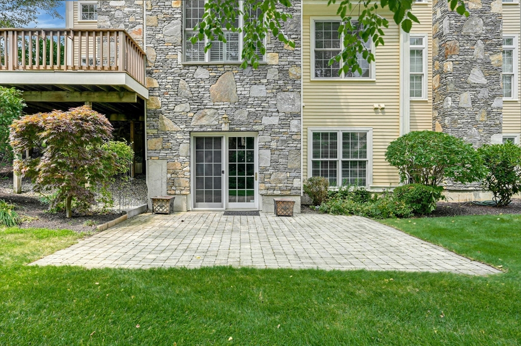 47 Clubhouse Way, Unit 47 Sutton, MA 01590 - Photo 23 of 30 a front view of a house with garden