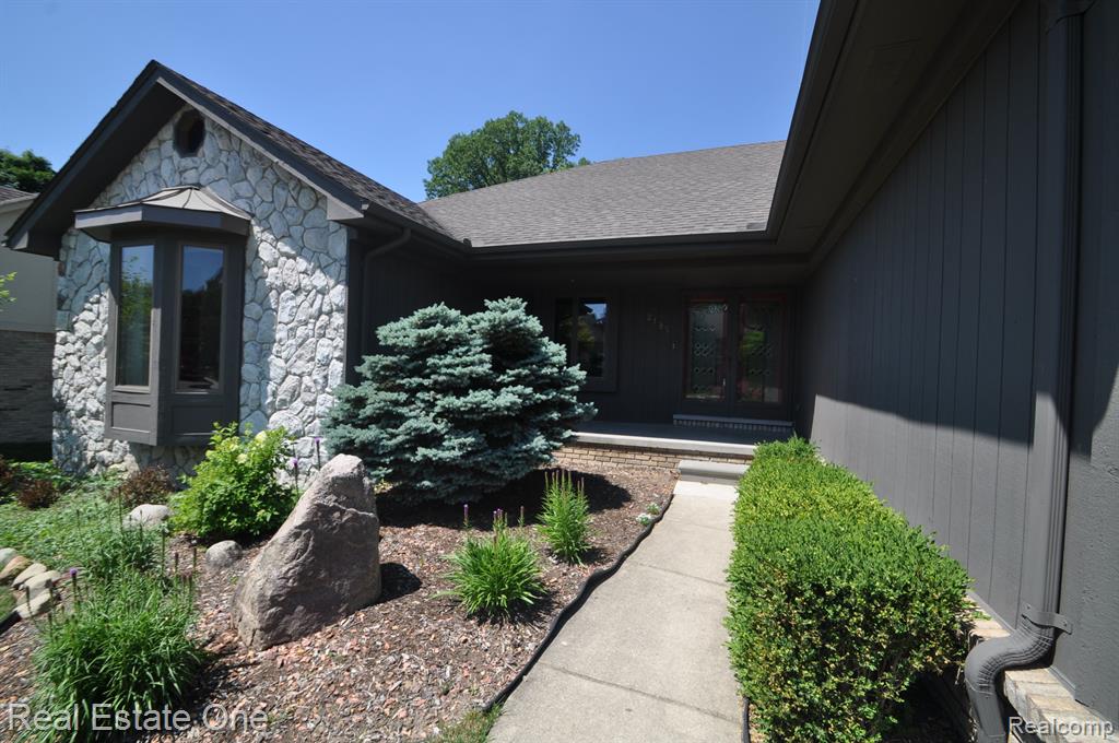 2185 Clinton View Circle Rochester Hills, MI 48309 - Photo 3 of 36