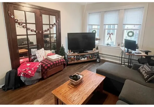 $2,345 | 3819 North Greenview Avenue, Unit 1S, Chicago, IL 60613