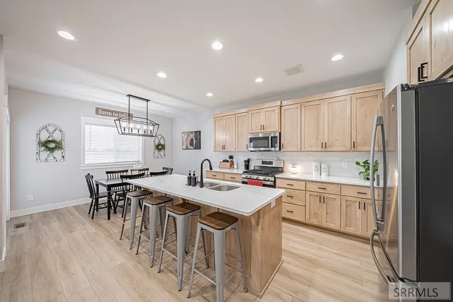 $750,000 | 1596 North 845 Street, Shelley, ID 83274