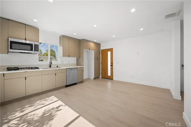 $2,550 | 6944 Amestoy Lake, Lake Balboa, CA 91406