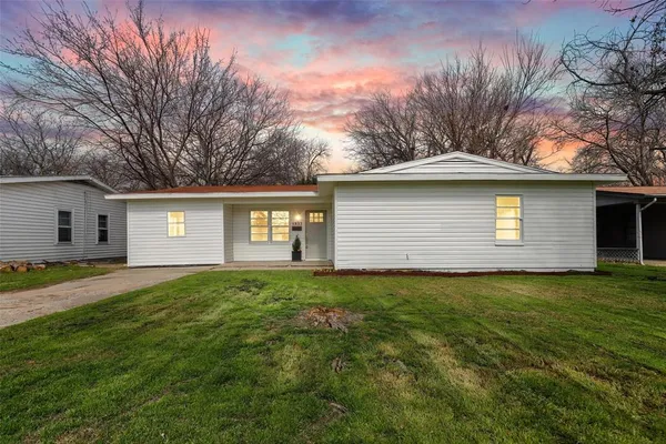 $2,400 | 5832 Tracyne Drive, Westworth Village, TX 76114