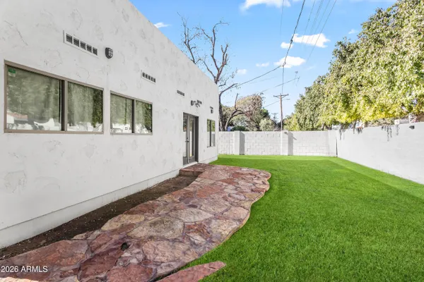 a view of back yard of the house