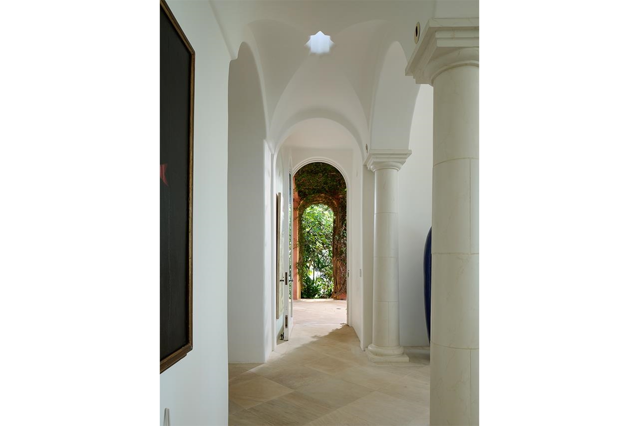 51 Hui Road East Lahaina, HI 96761 - Photo 18 of 49 a view of a hallway with a entryway