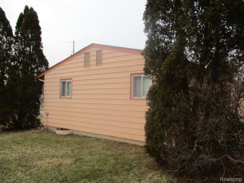 1535 Lambden Road Flint, MI 48532 - Photo 18 of 23 Rear 2.jpg