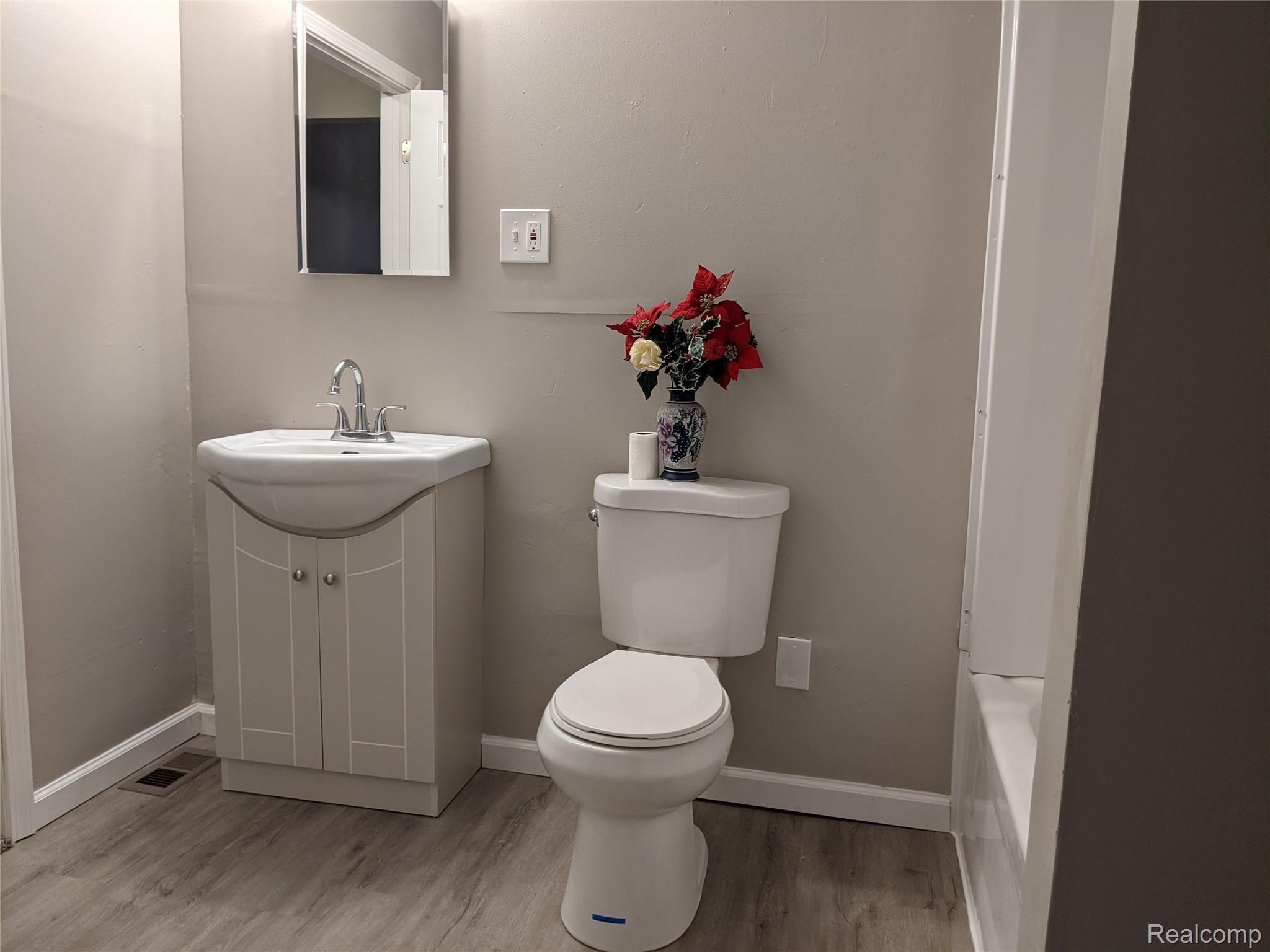 4051 Hunter Road Flint, MI 48504 - Photo 16 of 37 Full bath room 2nd floor