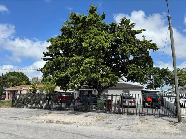 a view of a house with a backyard