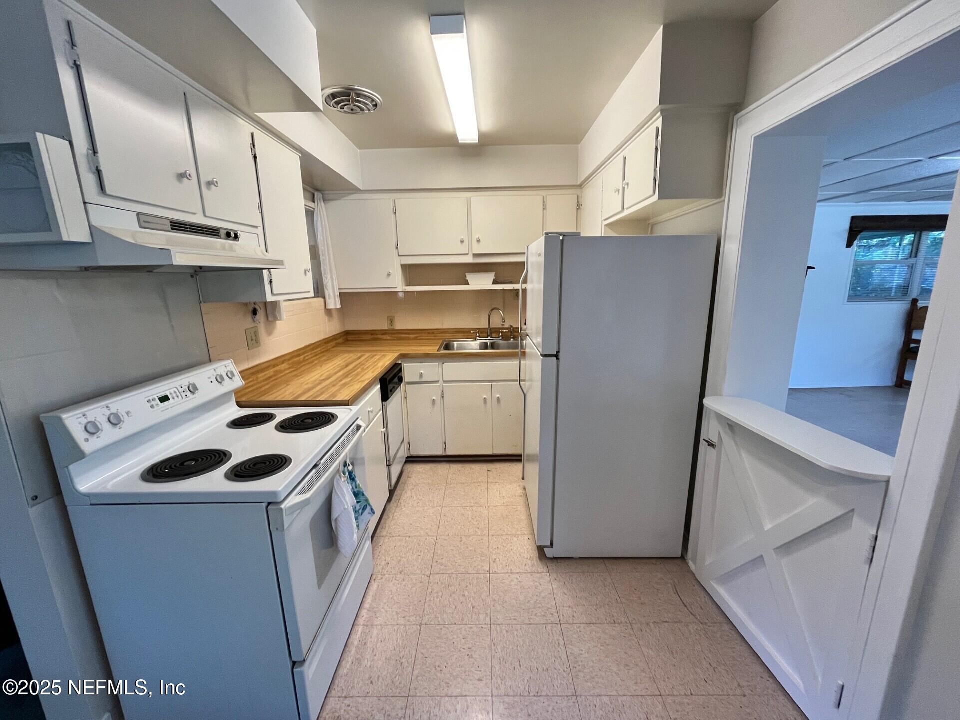 107 Weerts Road San Mateo, FL 32187 - Photo 9 of 33 Weerts Kitchen