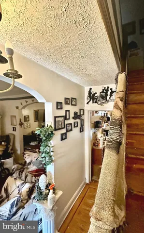 a view of livingroom with furniture