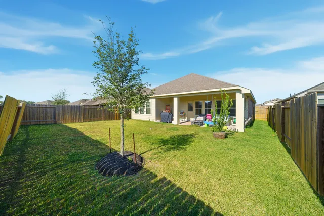 a view of a house with backyard and a garden