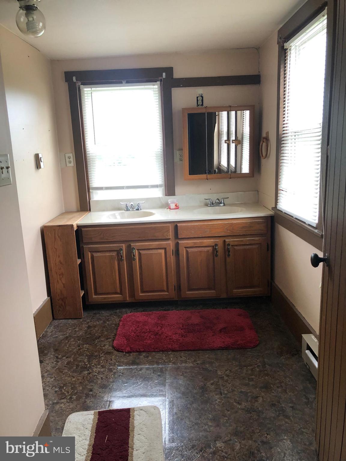 11 Binder Road Stevens, PA 17578 - Photo 18 of 20 Upper level bathroom