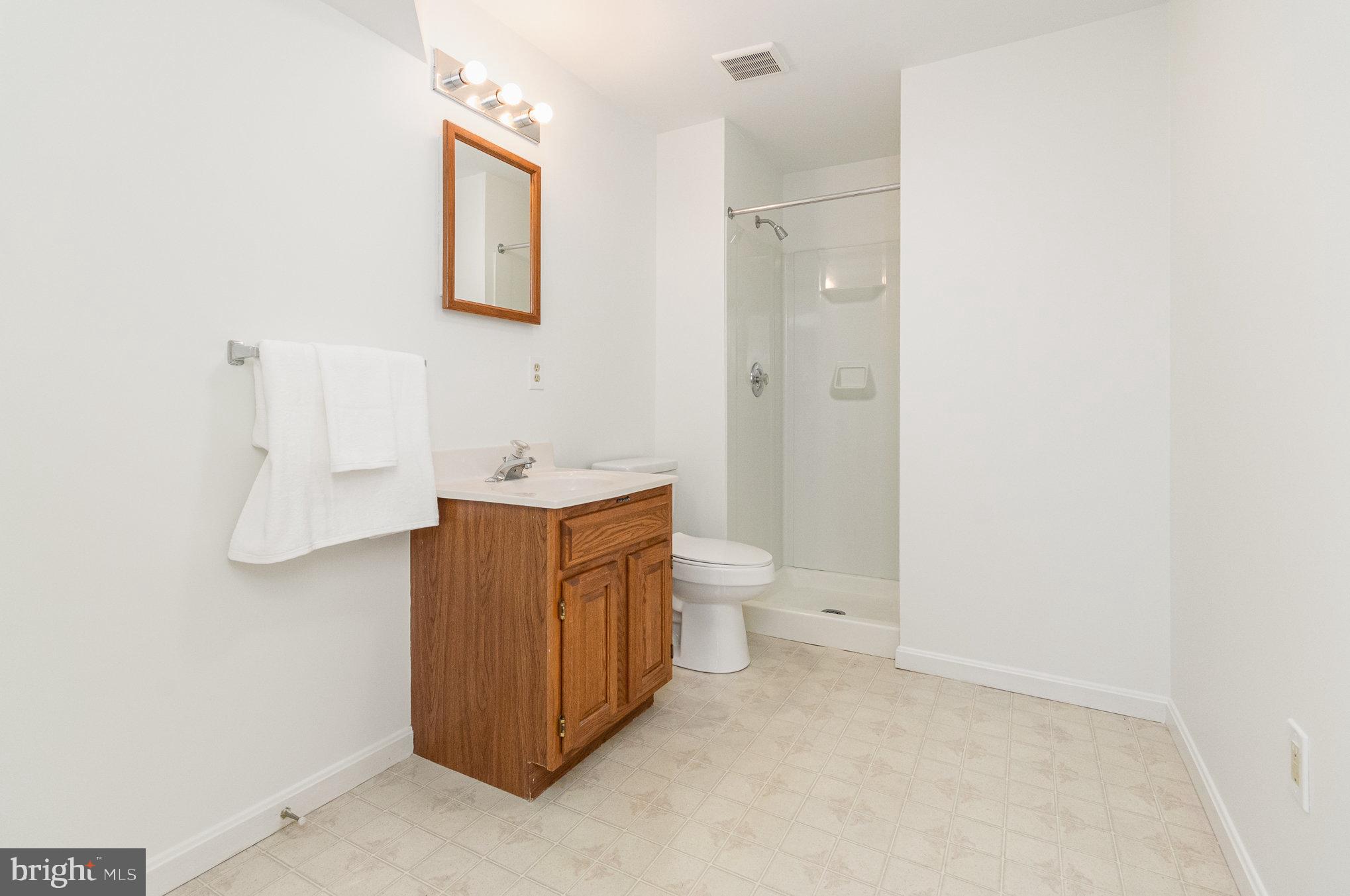 7715 Fort Hunt Road Alexandria, VA 22308 - Photo 16 of 21 a bathroom with a toilet sink and mirror