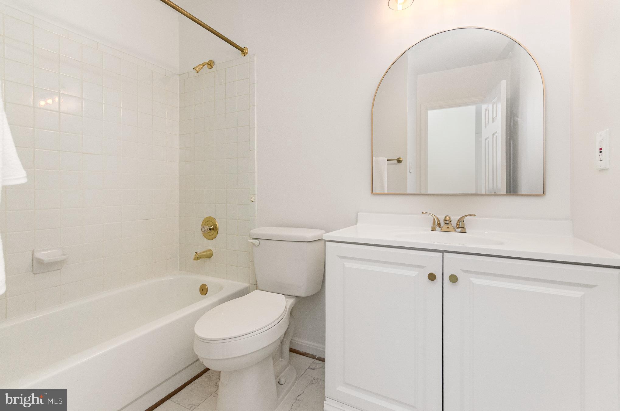 7715 Fort Hunt Road Alexandria, VA 22308 - Photo 9 of 21 a bathroom with a sink a toilet and a bathtub