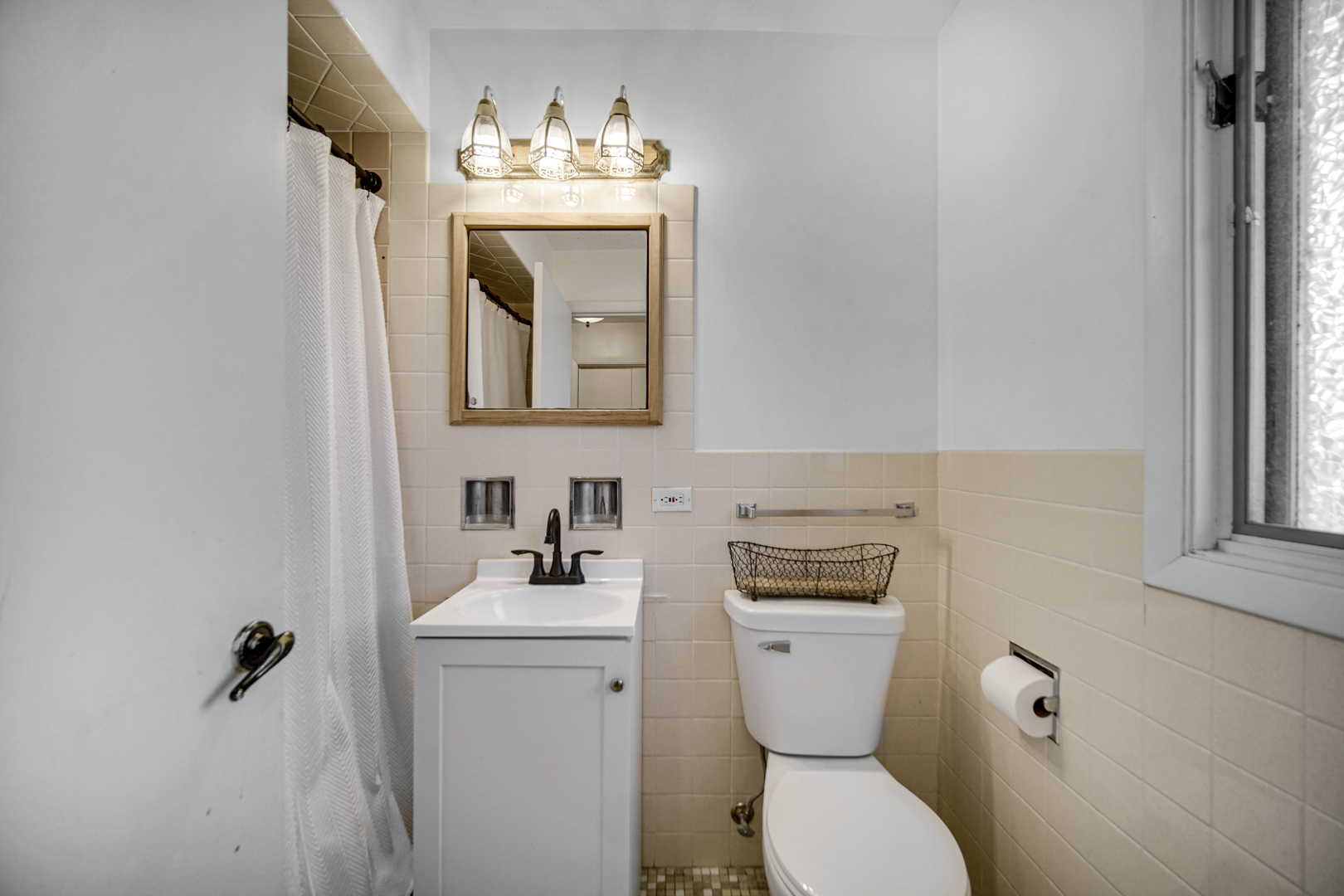 2945 Bob O Link Road Flossmoor, IL 60422 - Photo 18 of 24 a bathroom with a toilet sink and mirror