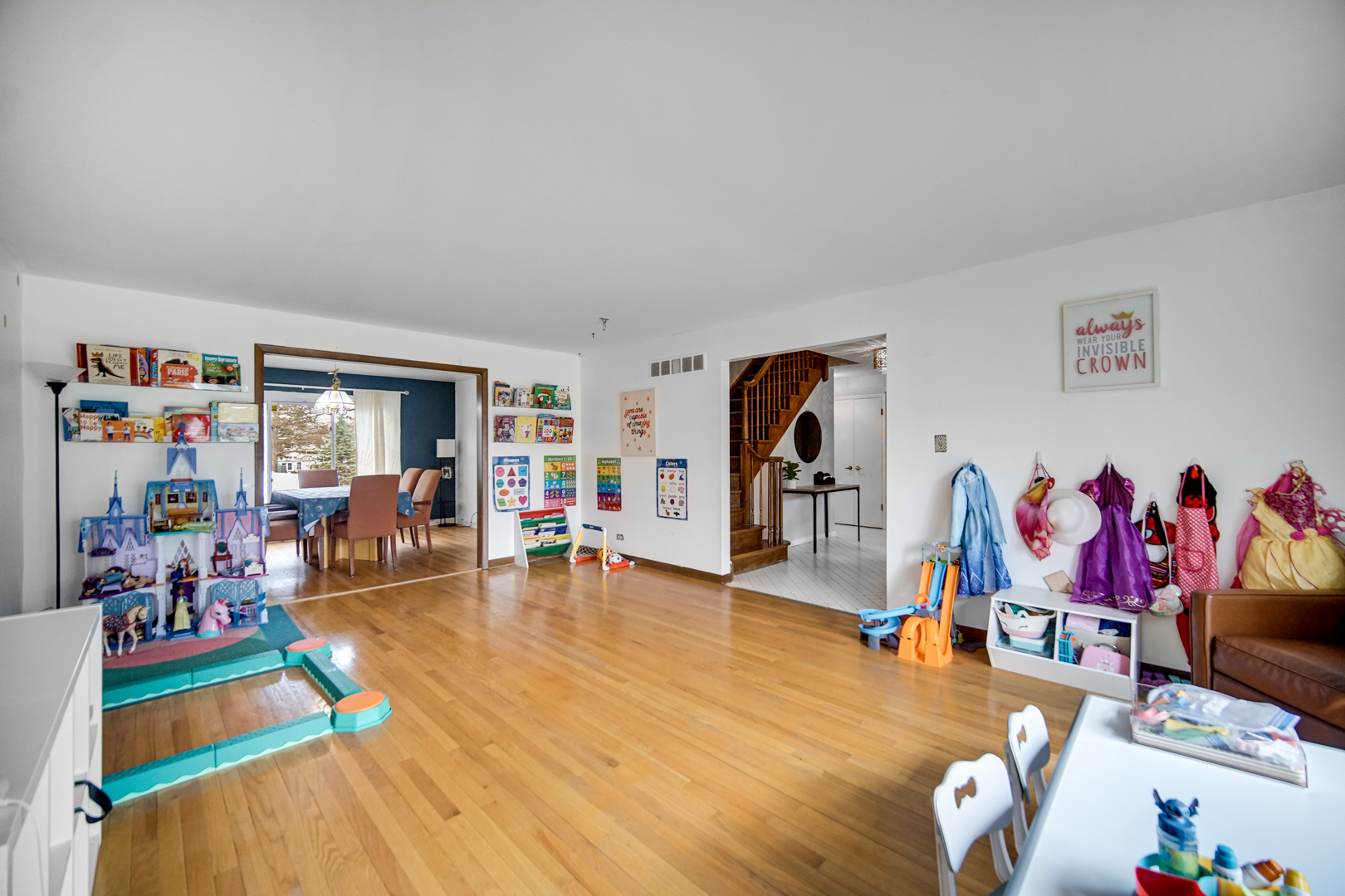 2945 Bob O Link Road Flossmoor, IL 60422 - Photo 7 of 24 a living room with furniture and wooden floor